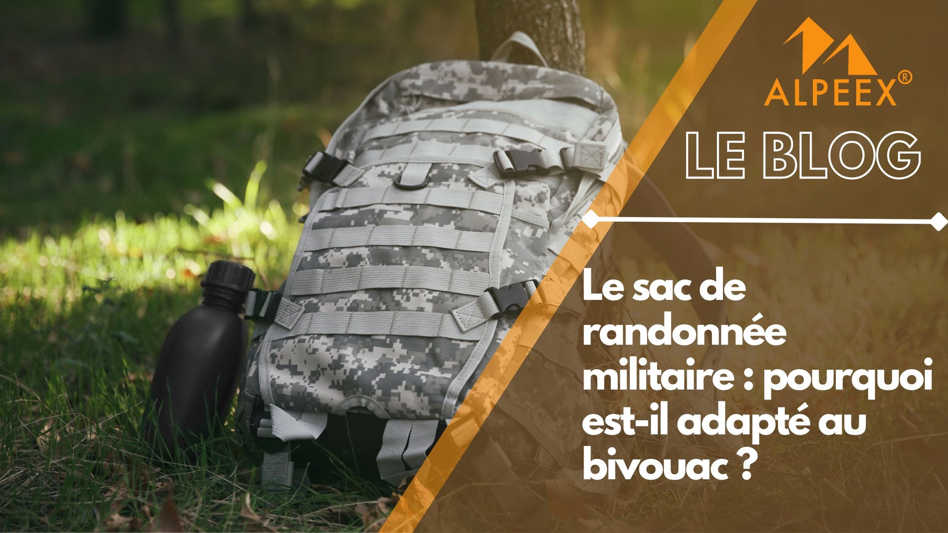 Un sac de randonnée militaire posé dans l'herbe avec une gourde